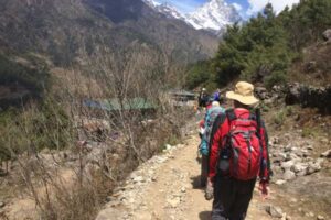 Walking from Lukla to Monjo