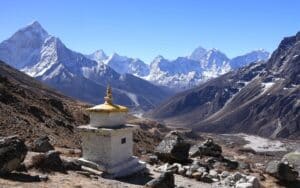 chorten with mountain backdrop in everest base camp trek