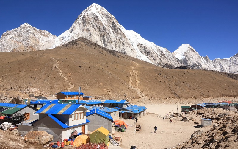 hotels with mountain backdrop