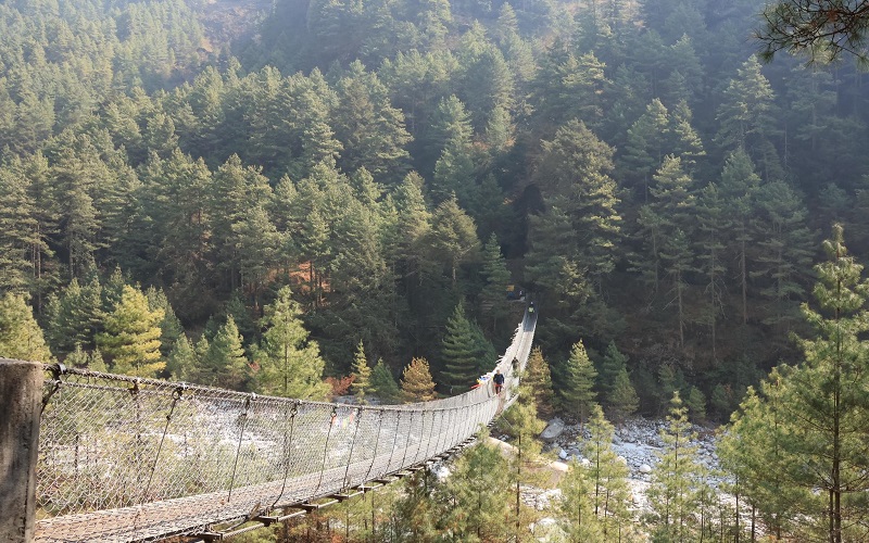 sky bridge in way to everest